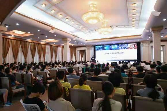 报告会现场
